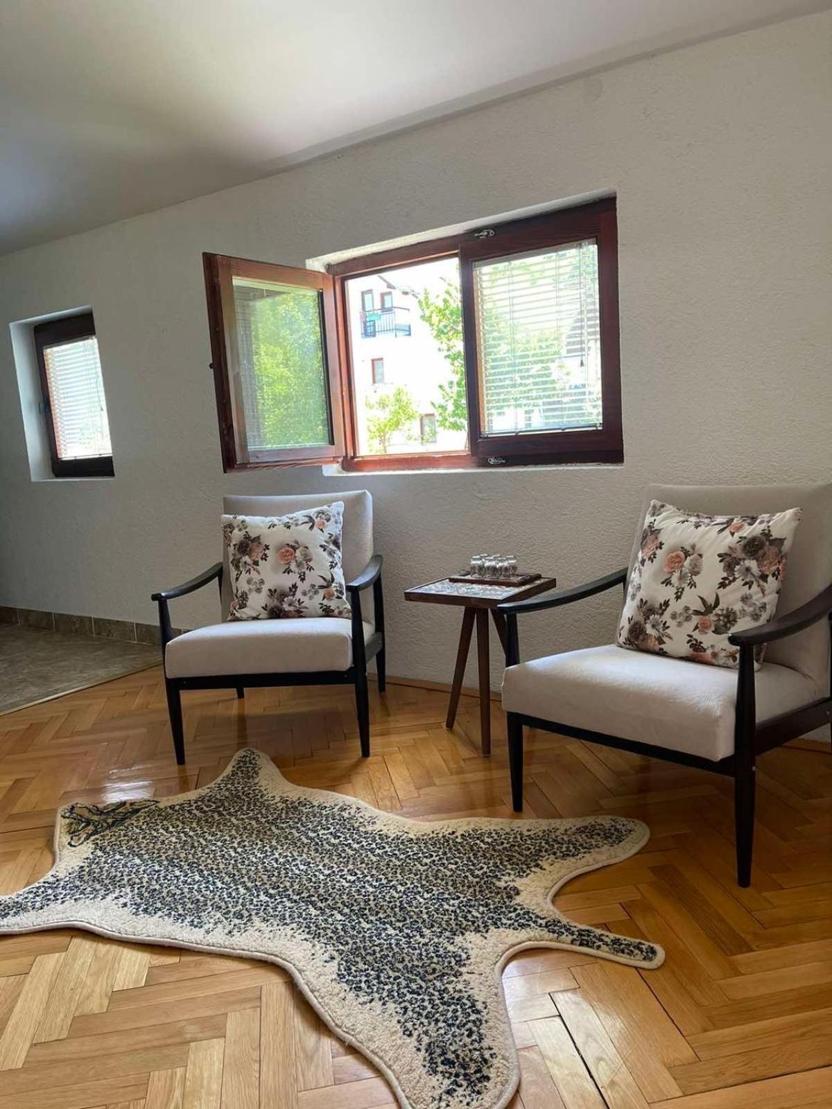 Visitor Yard Bed & Breakfast พลาฟ ภายนอก รูปภาพ